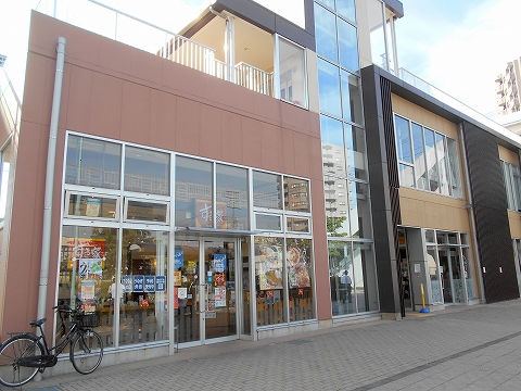 西武池袋線の小手指駅を最寄駅とする埼玉県所沢市小手指町1丁目にあるファーストフード牛丼チェーン店すき家小手指駅北口店の外観