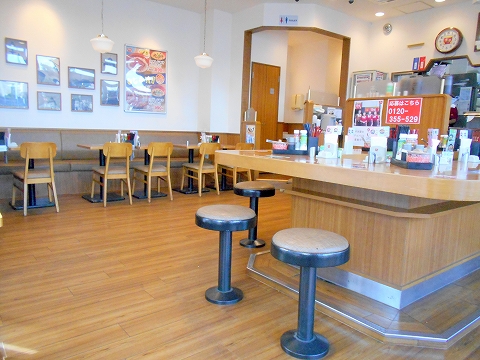 西武池袋線の小手指駅を最寄駅とする埼玉県所沢市小手指町1丁目にあるファーストフード牛丼チェーン店すき家小手指駅北口店の店内