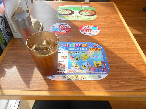 西武池袋線の小手指駅を最寄駅とする埼玉県所沢市小手指町1丁目にあるファーストフード牛丼チェーン店すき家小手指駅北口店の店内