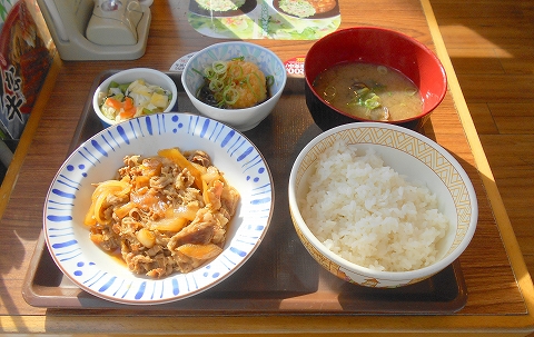 西武池袋線の小手指駅を最寄駅とする埼玉県所沢市小手指町1丁目にあるファーストフード牛丼チェーン店すき家小手指駅北口店のおろしポン酢牛皿定食牛皿2倍盛