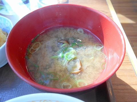 西武池袋線の小手指駅を最寄駅とする埼玉県所沢市小手指町1丁目にあるファーストフード牛丼チェーン店すき家小手指駅北口店のおろしポン酢牛皿定食牛皿2倍盛の味噌汁