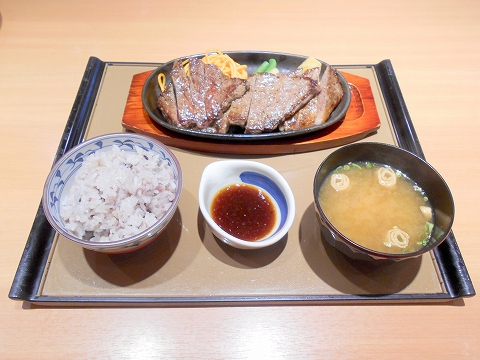  JR南武線JR横須賀線JR湘南新宿ライン東急東横線東急目黒線の武蔵小杉駅を最寄駅とする神奈川県川崎市中原区小杉町3丁目にある定食食堂やよい軒武蔵小杉店の特ビーフステーキ定食