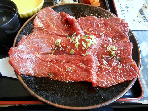 埼玉県狭山市入間川にある焼肉店 大阪屋 狭山店 です 最寄駅は西武新宿線の入曽駅になります ランチタイムに行き 限定10食 ビックリセット をいただきました ジャンボロースをハサミで切って焼いて食べます 気ままに外食三昧