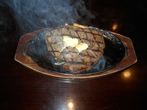 東京都練馬区谷原２丁目にあるステーキ、ハンバーグのお店 「けん KEN ステーキハンバーグ&ブレッドバー 練馬谷原店」若姫牛　ワイルド・ステーキ450g