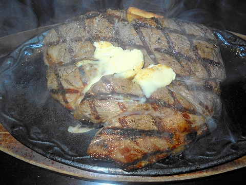 東京都練馬区谷原２丁目にあるステーキ、ハンバーグのお店 「けん KEN ステーキハンバーグ&ブレッドバー 練馬谷原店」若姫牛　ワイルド・ステーキ450g