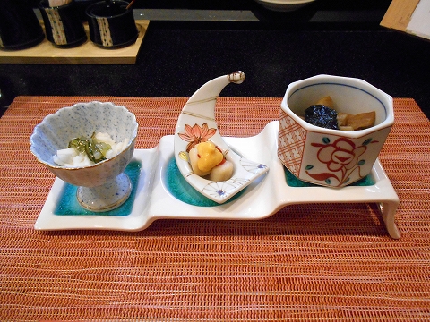 東武スカイツリーライン一ノ割駅近くの埼玉県春日部市一ノ割１丁目にある釜飯と和食旬の釜飯セットの白飯とお刺身前菜