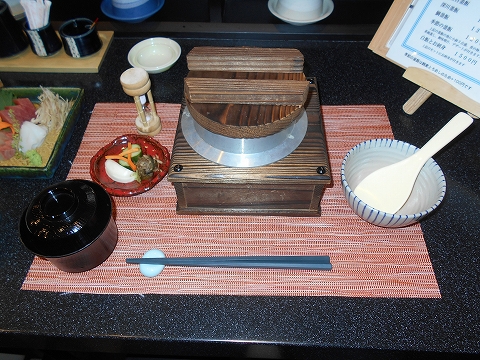 東武スカイツリーライン一ノ割駅近くの埼玉県春日部市一ノ割１丁目にある釜飯と和食旬の釜飯セットの白飯とお刺身御釜の白飯