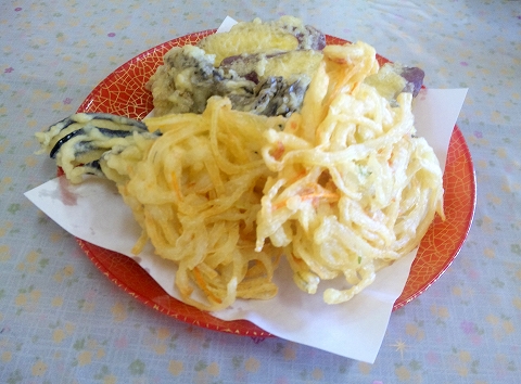 東武佐野線の葛生駅近くの栃木県佐野市仙波町にある蕎麦のお店仙波そば加工販売部会の野菜天ぷら盛り合わせ