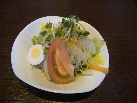  JR内房線の君津駅を最寄駅とする千葉県君津市杢師もくし2丁目にある九州料理居酒屋もん勝の鶏炭火焼定食のサラダ