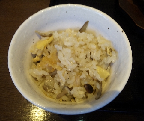  JR内房線の君津駅を最寄駅とする千葉県君津市杢師もくし2丁目にある九州料理居酒屋もん勝の鶏炭火焼定食のかしわ飯