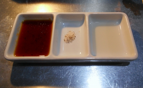 都営大江戸線の清澄白河駅近くの東京都江東区清澄2丁目にある焼肉店ドラゴ横綱通り店の焼肉ダレと塩胡椒とレモン汁 都営大江戸線の清澄白河駅近くの東京都江東区清澄2丁目にある焼肉店ドラゴ横綱通り店の焼肉ダレと塩胡椒とレモン汁