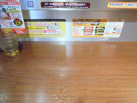 東急東横線と東急目黒線の元住吉駅を最寄駅とする神奈川県川崎市中原区木月１丁目にあるいきなりステーキ元住吉店の店内