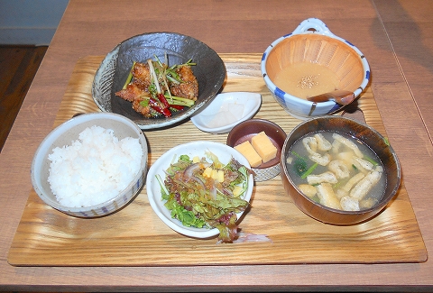 f:id:morigen1:20180908142406j:plain JR山手線とJR埼京線と京王井の頭線と東急田園都市線と東急東横線と東京メトロ半蔵門線と東京メトロ副都心線の渋谷駅を最寄駅とする東京都渋谷区渋谷2丁目にあるカフェとダイニングのkawara CAFEKITCHENPLUS 東急東横店の鶏もも肉の香味唐揚げ&特製出汁とろろ定食