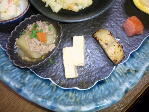 東武スカイツリーラインの一ノ割駅を最寄駅とする埼玉県春日部市本田町2丁目にある居酒屋旬菜家凪のAプレートのじゃがいもとだし巻きと焼魚と明太子