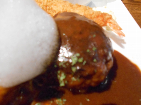 越谷市せんげん台駅を最寄駅埼玉県越谷市千間台東１丁目にある鉄板ピストロのお店laplanche ラプランシュの大人のお子様ランチのハンバーグ