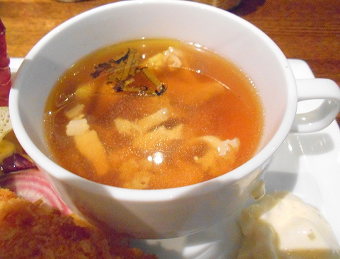 越谷市せんげん台駅を最寄駅埼玉県越谷市千間台東１丁目にある鉄板ピストロのお店laplanche ラプランシュの大人のお子様ランチのスープ