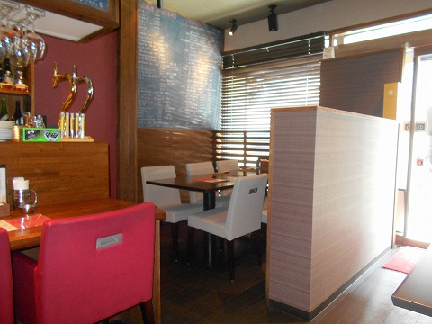 越谷市せんげん台駅を最寄駅埼玉県越谷市千間台東１丁目にある鉄板ピストロのお店la planche ラプランシュの店内