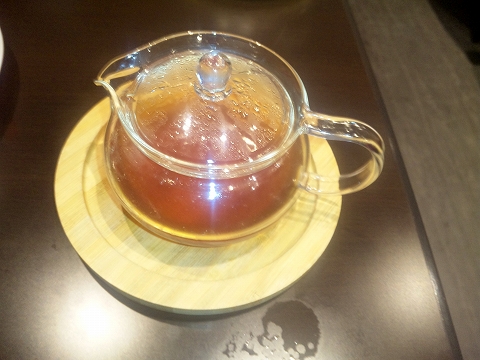 越谷市せんげん台駅を最寄駅とする埼玉県越谷市千間台東１丁目にある鉄板ピストロのお店laplanche ラプランシュの和牛、フォアグラ、トリュフの瞬間スモーク　コンソメスープ茶漬けのコンソメスープ