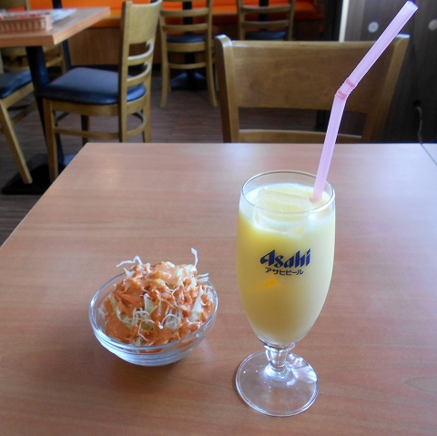 東武スカイツリーラインのせんげん台駅を最寄駅とする埼玉県越谷市千間台東１丁目にあるインド・ネパール料理のHEMANTAヘマンタのマンゴラッシーとサラダ