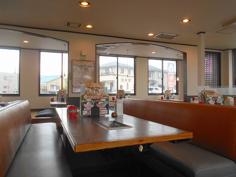 埼玉県入間市上藤沢にある焼肉店「安楽亭　入間藤沢店」店内 
