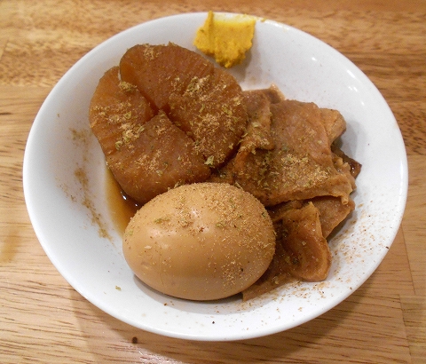 f:id:morigen1:20180927000321j:plain "京成本線と京成押上線の青砥駅を最寄駅とする東京都葛飾区青戸1丁目にある居酒屋大衆酒場かぶら屋青砥店の黒おでん(大根、玉子、牛すじ)/