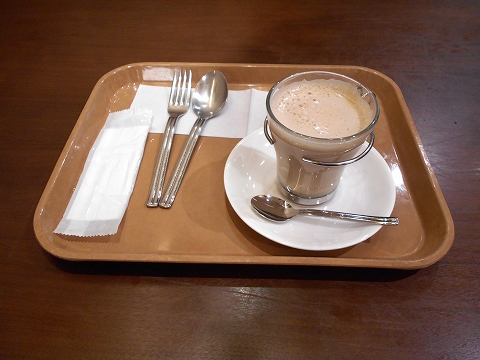 東京都練馬区光が丘5丁目にあるカフェ「KURAMI COFFEE 蔵味珈琲 光が丘IMA店」 都営大江戸線の光が丘駅を最寄駅とする東京都練馬区光が丘5丁目にあるカフェ蔵味珈琲光が丘IMA店のホットカフェオレ