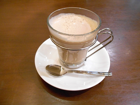 東京都練馬区光が丘5丁目にあるカフェ「KURAMI COFFEE 蔵味珈琲 光が丘IMA店」 都営大江戸線の光が丘駅を最寄駅とする東京都練馬区光が丘5丁目にあるカフェ蔵味珈琲光が丘IMA店のホットカフェオレ