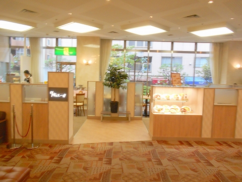 千葉県市川市市川１丁目にあるカフェ「Cafe de Riviere　リヴィエール」入口