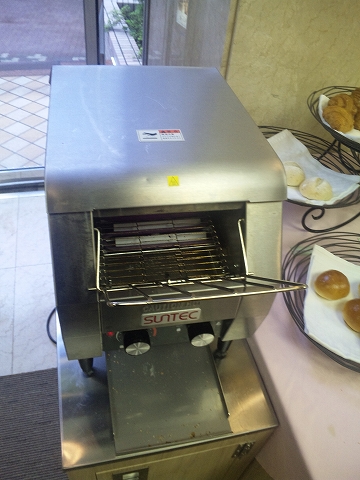 千葉県市川市市川１丁目にあるカフェ「Cafe de Riviere　リヴィエール」自動パン焼き機