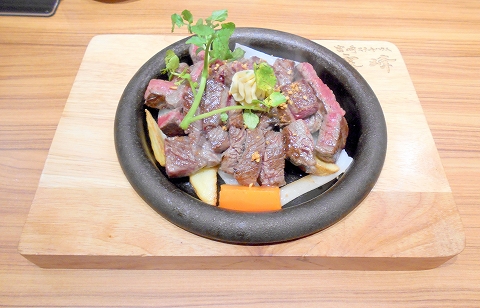 神奈川県神奈川県川崎市川崎区駅前本町にあるステーキ店 宮崎ステーキハウス霧峰 川崎アゼリア店 です ランチタイムに行き宮崎霧峰牛ラウンドステーキ300gをいただきました 気ままに外食三昧 神奈川県神奈川県川崎市川崎区駅前本町にあるステーキ店 宮崎ステーキハウス霧峰 川崎アゼリア店 です ランチタイムに行き宮崎霧峰牛ラウンドステーキ300gをいただきました 気ままに外食三昧