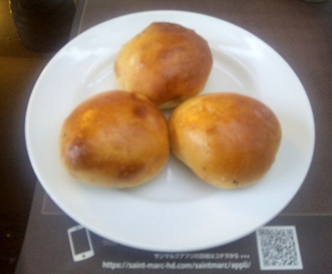 埼玉県入間市東藤沢３丁目にある「ベーカリーレストランサンマルク　武蔵藤沢店」食べ放題の焼きたてパン（レーズンパン）