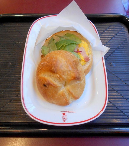 千葉県市川市市川１丁目にあるカフェ「カフェベローチェ CAFFE VELOCE 　市川店」モーニングB　カイザーサンド　スクランブルエッグ・ベーコン