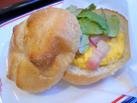 千葉県市川市市川１丁目にあるカフェ「カフェベローチェ CAFFE VELOCE 　市川店」モーニングB　カイザーサンド　スクランブルエッグ・ベーコン