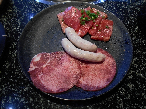 f:id:morigen1:20181013163805j:plain 埼玉県川越市渋井にある焼肉店「あみやき亭 川越渋井店」牛上塩タンと特製ソーセージと和牛上カルビ