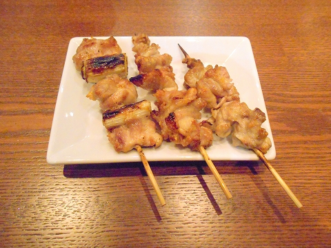 千葉県市川市南八幡４丁目にある焼鳥店 やきとり家すみれ 本八幡店 です 最寄駅はjr総武本線 都営新宿線の本八幡駅になります ウーロン茶 鳥皮ポン酢 焼鳥は鳥皮 せせり ねぎ間 そしてうずらの卵を注文しました 気ままに外食三昧