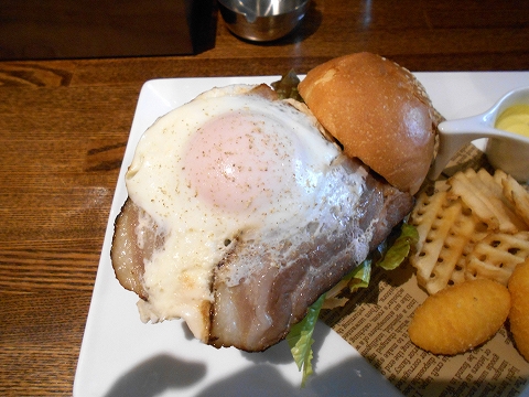 埼玉県越谷市千間台東１丁目にある鉄板ピストロのお店「la planche  ラ・プランシュ」二度と同じの作れないハンバーグ使用ハンバーガー（プランシュバーガー）