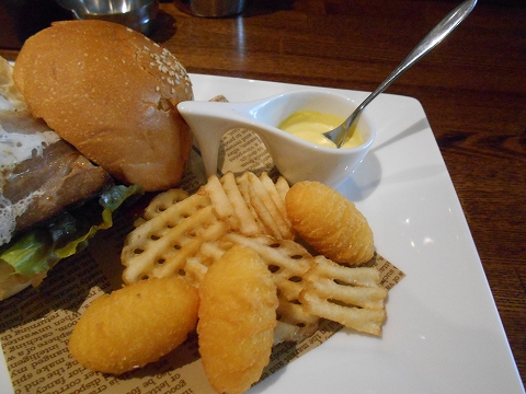 埼玉県越谷市千間台東１丁目にある鉄板ピストロのお店「la planche  ラ・プランシュ」二度と同じの作れないハンバーグ使用ハンバーガー（プランシュバーガー）の付け合せポテト