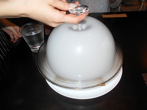 越谷市せんげん台駅を最寄駅とする埼玉県越谷市千間台東１丁目にある鉄板ピストロのお店laplanche ラプランシュのランチ和牛、フォアグラ、トリュフの瞬間スモーク　コンソメスープ茶漬けの蓋を開ける直前