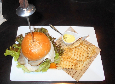 埼玉県越谷市千間台東１丁目にある鉄板ピストロのお店「la planche  ラ・プランシュ」二度と同じの作れないハンバーグ使用ハンバーガー（越谷バーガー）