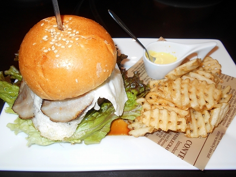 埼玉県越谷市千間台東１丁目にある鉄板ピストロのお店「la planche  ラ・プランシュ」二度と同じの作れないハンバーグ使用ハンバーガー（越谷バーガー）