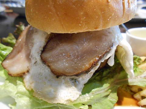 埼玉県越谷市千間台東１丁目にある鉄板ピストロのお店「la planche  ラ・プランシュ」二度と同じの作れないハンバーグ使用ハンバーガー（越谷バーガー）