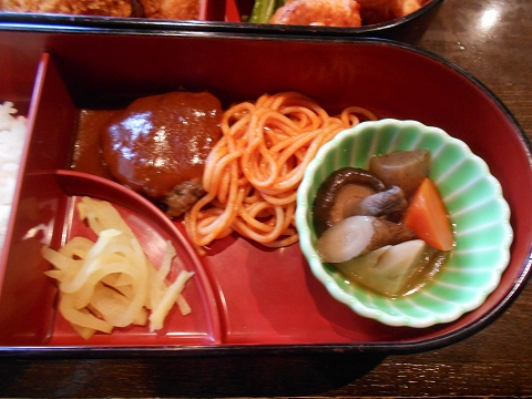 茨城県古河市関戸にあるイタリア料理のお店「いたりあ食堂　灯り家」ちょっと豪華にお弁当ランチのハンバーグ、スパゲティ、筑前煮