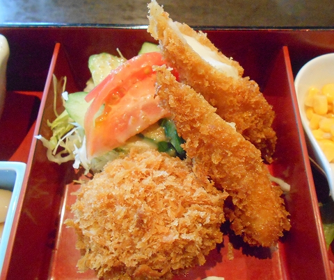 茨城県古河市関戸にあるイタリア料理のお店「いたりあ食堂　灯り家」ちょっと豪華にお弁当ランチのカニクリームコロッケとイカフライ