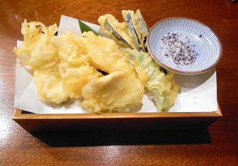 埼玉県越谷市千間台西３丁目にある焼鳥、居酒屋の「 炭火串焼 千喜」とり天盛り　ゆかり塩添え