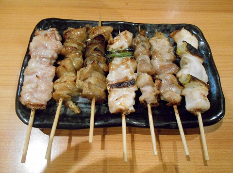 東京都練馬区練馬４丁目 ある焼鳥店「笑天やきとり 一輝」焼鳥（せせり、カワ、ねぎま、もも）
