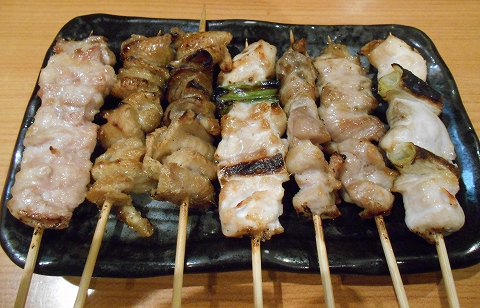 東京都練馬区練馬４丁目 ある焼鳥店「笑天やきとり 一輝」焼鳥（せせり、カワ、ねぎま、もも）