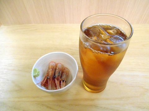 東京都練馬区練馬１丁目にある焼鳥、居酒屋「鳥よし　練馬店」ウーロン茶とお通し