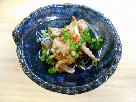 東京都練馬区練馬１丁目にある焼鳥、居酒屋「鳥よし　練馬店」鳥皮ポン酢