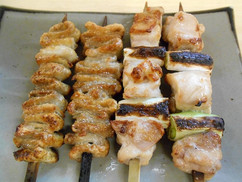 東京都練馬区練馬１丁目にある焼鳥、居酒屋「鳥よし　練馬店」焼鳥（ねぎま、ひな皮）
