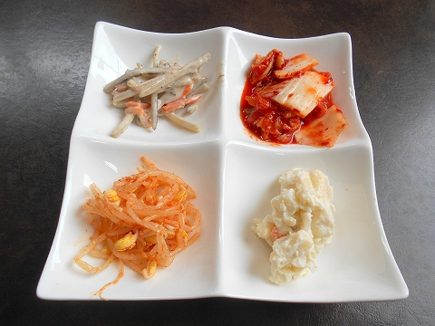 埼玉県所沢市北中1丁目にある韓国料理、焼肉のお店「Asian dining TAMMI タンミ」鉄板プルコギ定食のキムチとおかず 埼玉県所沢市北中1丁目にある韓国料理、焼肉のお店「Asian dining TAMMI タンミ」鉄板プルコギ定食のキムチとおかず